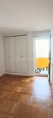 Vous recherchez un appartement au sein d un environnement calme et verdoyant mais près de la gare de Melun à pieds ? Cet appartement est fait pour vous.
Au sein de la résidence "La Varenne", à 7mn à pieds de la gare, poussez la porte de ce charmant trois pièces situé au sixième étage.
Une belle entrée avec placard vous conduira au salon/salle à manger. Avec ses trois fenêtres vous apprécierez la luminosité.
La cuisine et ses deux grandes fenêtres n attendent plus que vos idées d aménagement.
L espace nuit comprend deux chambres dont une avec placard.
Une salle de bain et des WC indépendants complètent le bien.
Enfin un beau balcon desservant les pièces principales et exposé ouest vous offrira de vrais moments de détente.
Le plus, une vue imprenable ! 
Un box fermé et une cave vous attendent au sous sol.
L'eau et le chauffage sont compris dans les charges.

Cet appartement s'adresse également à un investisseur pour de la colocation.
Venez vite visiter ce bien! Visites organisées samedi 06 juin à partir de 14h. 
Visites également possibles tous les jours même le dimanche.

Suggestions d amenagement générées par IA.