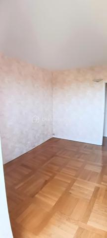 Vous recherchez un appartement au sein d un environnement calme et verdoyant mais près de la gare de Melun à pieds ? Cet appartement est fait pour vous.
Au sein de la résidence "La Varenne", à 7mn à pieds de la gare, poussez la porte de ce charmant trois pièces situé au sixième étage.
Une belle entrée avec placard vous conduira au salon/salle à manger. Avec ses trois fenêtres vous apprécierez la luminosité.
La cuisine et ses deux grandes fenêtres n attendent plus que vos idées d aménagement.
L espace nuit comprend deux chambres dont une avec placard.
Une salle de bain et des WC indépendants complètent le bien.
Enfin un beau balcon desservant les pièces principales et exposé ouest vous offrira de vrais moments de détente.
Le plus, une vue imprenable ! 
Un box fermé et une cave vous attendent au sous sol.
L'eau et le chauffage sont compris dans les charges.

Cet appartement s'adresse également à un investisseur pour de la colocation.
Venez vite visiter ce bien! Visites organisées samedi 06 juin à partir de 14h. 
Visites également possibles tous les jours même le dimanche.

Suggestions d amenagement générées par IA.