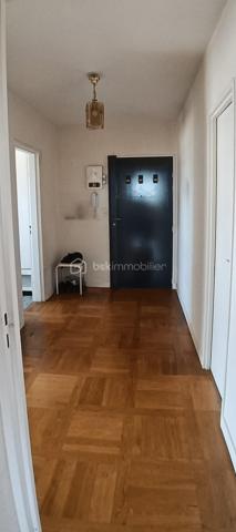 Vous recherchez un appartement au sein d un environnement calme et verdoyant mais près de la gare de Melun à pieds ? Cet appartement est fait pour vous.
Au sein de la résidence "La Varenne", à 7mn à pieds de la gare, poussez la porte de ce charmant trois pièces situé au sixième étage.
Une belle entrée avec placard vous conduira au salon/salle à manger. Avec ses trois fenêtres vous apprécierez la luminosité.
La cuisine et ses deux grandes fenêtres n attendent plus que vos idées d aménagement.
L espace nuit comprend deux chambres dont une avec placard.
Une salle de bain et des WC indépendants complètent le bien.
Enfin un beau balcon desservant les pièces principales et exposé ouest vous offrira de vrais moments de détente.
Le plus, une vue imprenable ! 
Un box fermé et une cave vous attendent au sous sol.
L'eau et le chauffage sont compris dans les charges.

Cet appartement s'adresse également à un investisseur pour de la colocation.
Venez vite visiter ce bien! Visites organisées samedi 06 juin à partir de 14h. 
Visites également possibles tous les jours même le dimanche.

Suggestions d amenagement générées par IA.