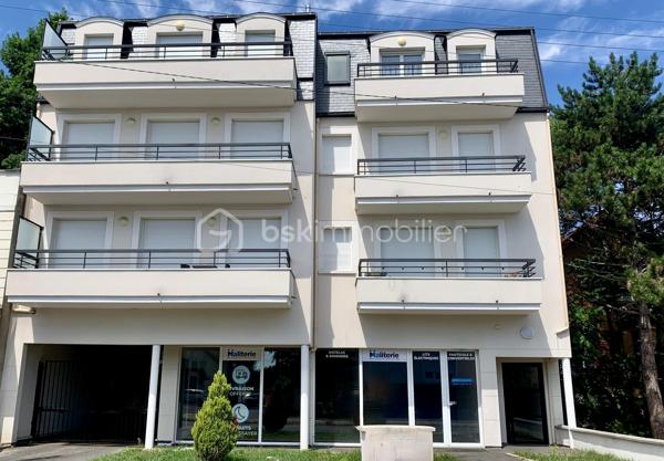 Appartement T2 d'environ 50m2 avec balcon et place de parking situé à Sainte-Geneviève-des-Bois dans une résidence sécurisée.   
Vous recherchez le confort et la sérénité d’ un appartement lumineux et moderne ?   Ne cherchez plus venez découvrir ce beau deux pièces.  
Niché au 3ème étage sur trois dans un immeuble construit en 2021 
Au sein de la résidence, vous bénéficierez d'un accès sécurisé avec digicode et visiophone.  
  L'appartement se compose d'une entrée, d'un séjour/salle à manger d’environ 24,50 m2 avec cuisine aménagée et équipée.  d'une grande chambre avec dressing, une salle d'eau avec douche à l'italienne, un cellier et des WC indépendants.   
Vous apprécierez aussi la luminosité de l’appartement.   
L'immeuble bénéficie également d'un ascenseur pour plus de commodités.  
Il sera vendu avec une place de parking en sous-sol.  
Fenêtres double vitrage, volets électriques.  Chauffage individuel au gaz. Fibre. Charges 120€/mois - DPE C - Norme PMR.  
Sa localisation est un vrai atout, car à proximité de toutes les commodités à pied (écoles, transports, arrêt de Bus en bas de l’immeuble, RER C , commerces, établissements de santé ...) mais aussi des espaces naturels du Parc de l'Orge !  
Les grands axes routiers sont accessibles en quelques minutes (N104, N20, A6).   
Zone commerciale de La croix blanche à 10mn en voiture.  Il n’y a aucun travaux à prévoir.   
Les +++ de ce bien :   
Son balcon exposé Sud Ouest accessible de la chambre et du séjour, sa grande luminosité, les matériaux de qualité utilisés, ses volets roulants électriques, sa faible consommation énergétique et sa place de parking en s/sol avec accès sécurisé.
   N’hésitez pas à me contacter pour plus d’informations ou pour vite organiser une visite.  
Conseiller disponible 7jours/7