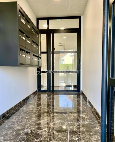 Appartement T2 d'environ 50m2 avec balcon et place de parking situé à Sainte-Geneviève-des-Bois dans une résidence sécurisée.   
Vous recherchez le confort et la sérénité d’ un appartement lumineux et moderne ?   Ne cherchez plus venez découvrir ce beau deux pièces.  
Niché au 3ème étage sur trois dans un immeuble construit en 2021 
Au sein de la résidence, vous bénéficierez d'un accès sécurisé avec digicode et visiophone.  
  L'appartement se compose d'une entrée, d'un séjour/salle à manger d’environ 24,50 m2 avec cuisine aménagée et équipée.  d'une grande chambre avec dressing, une salle d'eau avec douche à l'italienne, un cellier et des WC indépendants.   
Vous apprécierez aussi la luminosité de l’appartement.   
L'immeuble bénéficie également d'un ascenseur pour plus de commodités.  
Il sera vendu avec une place de parking en sous-sol.  
Fenêtres double vitrage, volets électriques.  Chauffage individuel au gaz. Fibre. Charges 120€/mois - DPE C - Norme PMR.  
Sa localisation est un vrai atout, car à proximité de toutes les commodités à pied (écoles, transports, arrêt de Bus en bas de l’immeuble, RER C , commerces, établissements de santé ...) mais aussi des espaces naturels du Parc de l'Orge !  
Les grands axes routiers sont accessibles en quelques minutes (N104, N20, A6).   
Zone commerciale de La croix blanche à 10mn en voiture.  Il n’y a aucun travaux à prévoir.   
Les +++ de ce bien :   
Son balcon exposé Sud Ouest accessible de la chambre et du séjour, sa grande luminosité, les matériaux de qualité utilisés, ses volets roulants électriques, sa faible consommation énergétique et sa place de parking en s/sol avec accès sécurisé.
   N’hésitez pas à me contacter pour plus d’informations ou pour vite organiser une visite.  
Conseiller disponible 7jours/7