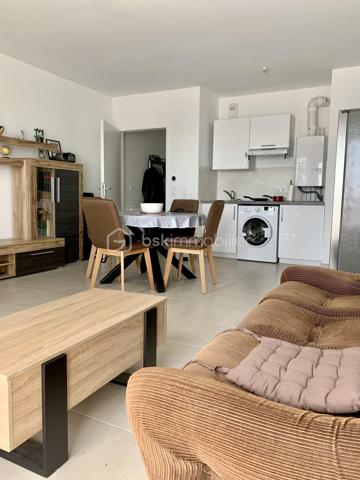 Appartement T2 d'environ 50m2 avec balcon et place de parking situé à Sainte-Geneviève-des-Bois dans une résidence sécurisée.   
Vous recherchez le confort et la sérénité d’ un appartement lumineux et moderne ?   Ne cherchez plus venez découvrir ce beau deux pièces.  
Niché au 3ème étage sur trois dans un immeuble construit en 2021 
Au sein de la résidence, vous bénéficierez d'un accès sécurisé avec digicode et visiophone.  
  L'appartement se compose d'une entrée, d'un séjour/salle à manger d’environ 24,50 m2 avec cuisine aménagée et équipée.  d'une grande chambre avec dressing, une salle d'eau avec douche à l'italienne, un cellier et des WC indépendants.   
Vous apprécierez aussi la luminosité de l’appartement.   
L'immeuble bénéficie également d'un ascenseur pour plus de commodités.  
Il sera vendu avec une place de parking en sous-sol.  
Fenêtres double vitrage, volets électriques.  Chauffage individuel au gaz. Fibre. Charges 120€/mois - DPE C - Norme PMR.  
Sa localisation est un vrai atout, car à proximité de toutes les commodités à pied (écoles, transports, arrêt de Bus en bas de l’immeuble, RER C , commerces, établissements de santé ...) mais aussi des espaces naturels du Parc de l'Orge !  
Les grands axes routiers sont accessibles en quelques minutes (N104, N20, A6).   
Zone commerciale de La croix blanche à 10mn en voiture.  Il n’y a aucun travaux à prévoir.   
Les +++ de ce bien :   
Son balcon exposé Sud Ouest accessible de la chambre et du séjour, sa grande luminosité, les matériaux de qualité utilisés, ses volets roulants électriques, sa faible consommation énergétique et sa place de parking en s/sol avec accès sécurisé.
   N’hésitez pas à me contacter pour plus d’informations ou pour vite organiser une visite.  
Conseiller disponible 7jours/7