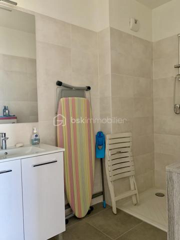 Appartement T2 d'environ 50m2 avec balcon et place de parking situé à Sainte-Geneviève-des-Bois dans une résidence sécurisée.   
Vous recherchez le confort et la sérénité d’ un appartement lumineux et moderne ?   Ne cherchez plus venez découvrir ce beau deux pièces.  
Niché au 3ème étage sur trois dans un immeuble construit en 2021 
Au sein de la résidence, vous bénéficierez d'un accès sécurisé avec digicode et visiophone.  
  L'appartement se compose d'une entrée, d'un séjour/salle à manger d’environ 24,50 m2 avec cuisine aménagée et équipée.  d'une grande chambre avec dressing, une salle d'eau avec douche à l'italienne, un cellier et des WC indépendants.   
Vous apprécierez aussi la luminosité de l’appartement.   
L'immeuble bénéficie également d'un ascenseur pour plus de commodités.  
Il sera vendu avec une place de parking en sous-sol.  
Fenêtres double vitrage, volets électriques.  Chauffage individuel au gaz. Fibre. Charges 120€/mois - DPE C - Norme PMR.  
Sa localisation est un vrai atout, car à proximité de toutes les commodités à pied (écoles, transports, arrêt de Bus en bas de l’immeuble, RER C , commerces, établissements de santé ...) mais aussi des espaces naturels du Parc de l'Orge !  
Les grands axes routiers sont accessibles en quelques minutes (N104, N20, A6).   
Zone commerciale de La croix blanche à 10mn en voiture.  Il n’y a aucun travaux à prévoir.   
Les +++ de ce bien :   
Son balcon exposé Sud Ouest accessible de la chambre et du séjour, sa grande luminosité, les matériaux de qualité utilisés, ses volets roulants électriques, sa faible consommation énergétique et sa place de parking en s/sol avec accès sécurisé.
   N’hésitez pas à me contacter pour plus d’informations ou pour vite organiser une visite.  
Conseiller disponible 7jours/7