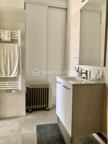 Appartement T2 d'environ 50m2 avec balcon et place de parking situé à Sainte-Geneviève-des-Bois dans une résidence sécurisée.   
Vous recherchez le confort et la sérénité d’ un appartement lumineux et moderne ?   Ne cherchez plus venez découvrir ce beau deux pièces.  
Niché au 3ème étage sur trois dans un immeuble construit en 2021 
Au sein de la résidence, vous bénéficierez d'un accès sécurisé avec digicode et visiophone.  
  L'appartement se compose d'une entrée, d'un séjour/salle à manger d’environ 24,50 m2 avec cuisine aménagée et équipée.  d'une grande chambre avec dressing, une salle d'eau avec douche à l'italienne, un cellier et des WC indépendants.   
Vous apprécierez aussi la luminosité de l’appartement.   
L'immeuble bénéficie également d'un ascenseur pour plus de commodités.  
Il sera vendu avec une place de parking en sous-sol.  
Fenêtres double vitrage, volets électriques.  Chauffage individuel au gaz. Fibre. Charges 120€/mois - DPE C - Norme PMR.  
Sa localisation est un vrai atout, car à proximité de toutes les commodités à pied (écoles, transports, arrêt de Bus en bas de l’immeuble, RER C , commerces, établissements de santé ...) mais aussi des espaces naturels du Parc de l'Orge !  
Les grands axes routiers sont accessibles en quelques minutes (N104, N20, A6).   
Zone commerciale de La croix blanche à 10mn en voiture.  Il n’y a aucun travaux à prévoir.   
Les +++ de ce bien :   
Son balcon exposé Sud Ouest accessible de la chambre et du séjour, sa grande luminosité, les matériaux de qualité utilisés, ses volets roulants électriques, sa faible consommation énergétique et sa place de parking en s/sol avec accès sécurisé.
   N’hésitez pas à me contacter pour plus d’informations ou pour vite organiser une visite.  
Conseiller disponible 7jours/7