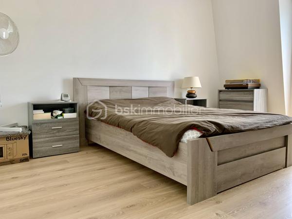 Appartement T2 d'environ 50m2 avec balcon et place de parking situé à Sainte-Geneviève-des-Bois dans une résidence sécurisée.   
Vous recherchez le confort et la sérénité d’ un appartement lumineux et moderne ?   Ne cherchez plus venez découvrir ce beau deux pièces.  
Niché au 3ème étage sur trois dans un immeuble construit en 2021 
Au sein de la résidence, vous bénéficierez d'un accès sécurisé avec digicode et visiophone.  
  L'appartement se compose d'une entrée, d'un séjour/salle à manger d’environ 24,50 m2 avec cuisine aménagée et équipée.  d'une grande chambre avec dressing, une salle d'eau avec douche à l'italienne, un cellier et des WC indépendants.   
Vous apprécierez aussi la luminosité de l’appartement.   
L'immeuble bénéficie également d'un ascenseur pour plus de commodités.  
Il sera vendu avec une place de parking en sous-sol.  
Fenêtres double vitrage, volets électriques.  Chauffage individuel au gaz. Fibre. Charges 120€/mois - DPE C - Norme PMR.  
Sa localisation est un vrai atout, car à proximité de toutes les commodités à pied (écoles, transports, arrêt de Bus en bas de l’immeuble, RER C , commerces, établissements de santé ...) mais aussi des espaces naturels du Parc de l'Orge !  
Les grands axes routiers sont accessibles en quelques minutes (N104, N20, A6).   
Zone commerciale de La croix blanche à 10mn en voiture.  Il n’y a aucun travaux à prévoir.   
Les +++ de ce bien :   
Son balcon exposé Sud Ouest accessible de la chambre et du séjour, sa grande luminosité, les matériaux de qualité utilisés, ses volets roulants électriques, sa faible consommation énergétique et sa place de parking en s/sol avec accès sécurisé.
   N’hésitez pas à me contacter pour plus d’informations ou pour vite organiser une visite.  
Conseiller disponible 7jours/7