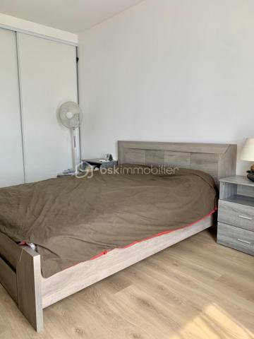 Appartement T2 d'environ 50m2 avec balcon et place de parking situé à Sainte-Geneviève-des-Bois dans une résidence sécurisée.   
Vous recherchez le confort et la sérénité d’ un appartement lumineux et moderne ?   Ne cherchez plus venez découvrir ce beau deux pièces.  
Niché au 3ème étage sur trois dans un immeuble construit en 2021 
Au sein de la résidence, vous bénéficierez d'un accès sécurisé avec digicode et visiophone.  
  L'appartement se compose d'une entrée, d'un séjour/salle à manger d’environ 24,50 m2 avec cuisine aménagée et équipée.  d'une grande chambre avec dressing, une salle d'eau avec douche à l'italienne, un cellier et des WC indépendants.   
Vous apprécierez aussi la luminosité de l’appartement.   
L'immeuble bénéficie également d'un ascenseur pour plus de commodités.  
Il sera vendu avec une place de parking en sous-sol.  
Fenêtres double vitrage, volets électriques.  Chauffage individuel au gaz. Fibre. Charges 120€/mois - DPE C - Norme PMR.  
Sa localisation est un vrai atout, car à proximité de toutes les commodités à pied (écoles, transports, arrêt de Bus en bas de l’immeuble, RER C , commerces, établissements de santé ...) mais aussi des espaces naturels du Parc de l'Orge !  
Les grands axes routiers sont accessibles en quelques minutes (N104, N20, A6).   
Zone commerciale de La croix blanche à 10mn en voiture.  Il n’y a aucun travaux à prévoir.   
Les +++ de ce bien :   
Son balcon exposé Sud Ouest accessible de la chambre et du séjour, sa grande luminosité, les matériaux de qualité utilisés, ses volets roulants électriques, sa faible consommation énergétique et sa place de parking en s/sol avec accès sécurisé.
   N’hésitez pas à me contacter pour plus d’informations ou pour vite organiser une visite.  
Conseiller disponible 7jours/7