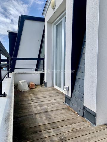 Appartement T2 d'environ 50m2 avec balcon et place de parking situé à Sainte-Geneviève-des-Bois dans une résidence sécurisée.   
Vous recherchez le confort et la sérénité d’ un appartement lumineux et moderne ?   Ne cherchez plus venez découvrir ce beau deux pièces.  
Niché au 3ème étage sur trois dans un immeuble construit en 2021 
Au sein de la résidence, vous bénéficierez d'un accès sécurisé avec digicode et visiophone.  
  L'appartement se compose d'une entrée, d'un séjour/salle à manger d’environ 24,50 m2 avec cuisine aménagée et équipée.  d'une grande chambre avec dressing, une salle d'eau avec douche à l'italienne, un cellier et des WC indépendants.   
Vous apprécierez aussi la luminosité de l’appartement.   
L'immeuble bénéficie également d'un ascenseur pour plus de commodités.  
Il sera vendu avec une place de parking en sous-sol.  
Fenêtres double vitrage, volets électriques.  Chauffage individuel au gaz. Fibre. Charges 120€/mois - DPE C - Norme PMR.  
Sa localisation est un vrai atout, car à proximité de toutes les commodités à pied (écoles, transports, arrêt de Bus en bas de l’immeuble, RER C , commerces, établissements de santé ...) mais aussi des espaces naturels du Parc de l'Orge !  
Les grands axes routiers sont accessibles en quelques minutes (N104, N20, A6).   
Zone commerciale de La croix blanche à 10mn en voiture.  Il n’y a aucun travaux à prévoir.   
Les +++ de ce bien :   
Son balcon exposé Sud Ouest accessible de la chambre et du séjour, sa grande luminosité, les matériaux de qualité utilisés, ses volets roulants électriques, sa faible consommation énergétique et sa place de parking en s/sol avec accès sécurisé.
   N’hésitez pas à me contacter pour plus d’informations ou pour vite organiser une visite.  
Conseiller disponible 7jours/7