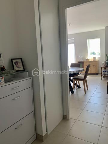 Appartement T2 d'environ 50m2 avec balcon et place de parking situé à Sainte-Geneviève-des-Bois dans une résidence sécurisée.   
Vous recherchez le confort et la sérénité d’ un appartement lumineux et moderne ?   Ne cherchez plus venez découvrir ce beau deux pièces.  
Niché au 3ème étage sur trois dans un immeuble construit en 2021 
Au sein de la résidence, vous bénéficierez d'un accès sécurisé avec digicode et visiophone.  
  L'appartement se compose d'une entrée, d'un séjour/salle à manger d’environ 24,50 m2 avec cuisine aménagée et équipée.  d'une grande chambre avec dressing, une salle d'eau avec douche à l'italienne, un cellier et des WC indépendants.   
Vous apprécierez aussi la luminosité de l’appartement.   
L'immeuble bénéficie également d'un ascenseur pour plus de commodités.  
Il sera vendu avec une place de parking en sous-sol.  
Fenêtres double vitrage, volets électriques.  Chauffage individuel au gaz. Fibre. Charges 120€/mois - DPE C - Norme PMR.  
Sa localisation est un vrai atout, car à proximité de toutes les commodités à pied (écoles, transports, arrêt de Bus en bas de l’immeuble, RER C , commerces, établissements de santé ...) mais aussi des espaces naturels du Parc de l'Orge !  
Les grands axes routiers sont accessibles en quelques minutes (N104, N20, A6).   
Zone commerciale de La croix blanche à 10mn en voiture.  Il n’y a aucun travaux à prévoir.   
Les +++ de ce bien :   
Son balcon exposé Sud Ouest accessible de la chambre et du séjour, sa grande luminosité, les matériaux de qualité utilisés, ses volets roulants électriques, sa faible consommation énergétique et sa place de parking en s/sol avec accès sécurisé.
   N’hésitez pas à me contacter pour plus d’informations ou pour vite organiser une visite.  
Conseiller disponible 7jours/7
