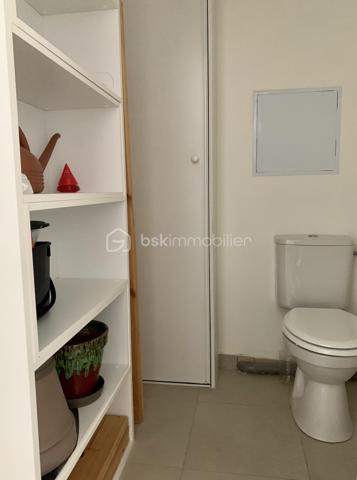 Appartement T2 d'environ 50m2 avec balcon et place de parking situé à Sainte-Geneviève-des-Bois dans une résidence sécurisée.   
Vous recherchez le confort et la sérénité d’ un appartement lumineux et moderne ?   Ne cherchez plus venez découvrir ce beau deux pièces.  
Niché au 3ème étage sur trois dans un immeuble construit en 2021 
Au sein de la résidence, vous bénéficierez d'un accès sécurisé avec digicode et visiophone.  
  L'appartement se compose d'une entrée, d'un séjour/salle à manger d’environ 24,50 m2 avec cuisine aménagée et équipée.  d'une grande chambre avec dressing, une salle d'eau avec douche à l'italienne, un cellier et des WC indépendants.   
Vous apprécierez aussi la luminosité de l’appartement.   
L'immeuble bénéficie également d'un ascenseur pour plus de commodités.  
Il sera vendu avec une place de parking en sous-sol.  
Fenêtres double vitrage, volets électriques.  Chauffage individuel au gaz. Fibre. Charges 120€/mois - DPE C - Norme PMR.  
Sa localisation est un vrai atout, car à proximité de toutes les commodités à pied (écoles, transports, arrêt de Bus en bas de l’immeuble, RER C , commerces, établissements de santé ...) mais aussi des espaces naturels du Parc de l'Orge !  
Les grands axes routiers sont accessibles en quelques minutes (N104, N20, A6).   
Zone commerciale de La croix blanche à 10mn en voiture.  Il n’y a aucun travaux à prévoir.   
Les +++ de ce bien :   
Son balcon exposé Sud Ouest accessible de la chambre et du séjour, sa grande luminosité, les matériaux de qualité utilisés, ses volets roulants électriques, sa faible consommation énergétique et sa place de parking en s/sol avec accès sécurisé.
   N’hésitez pas à me contacter pour plus d’informations ou pour vite organiser une visite.  
Conseiller disponible 7jours/7