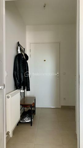 Appartement T2 d'environ 50m2 avec balcon et place de parking situé à Sainte-Geneviève-des-Bois dans une résidence sécurisée.   
Vous recherchez le confort et la sérénité d’ un appartement lumineux et moderne ?   Ne cherchez plus venez découvrir ce beau deux pièces.  
Niché au 3ème étage sur trois dans un immeuble construit en 2021 
Au sein de la résidence, vous bénéficierez d'un accès sécurisé avec digicode et visiophone.  
  L'appartement se compose d'une entrée, d'un séjour/salle à manger d’environ 24,50 m2 avec cuisine aménagée et équipée.  d'une grande chambre avec dressing, une salle d'eau avec douche à l'italienne, un cellier et des WC indépendants.   
Vous apprécierez aussi la luminosité de l’appartement.   
L'immeuble bénéficie également d'un ascenseur pour plus de commodités.  
Il sera vendu avec une place de parking en sous-sol.  
Fenêtres double vitrage, volets électriques.  Chauffage individuel au gaz. Fibre. Charges 120€/mois - DPE C - Norme PMR.  
Sa localisation est un vrai atout, car à proximité de toutes les commodités à pied (écoles, transports, arrêt de Bus en bas de l’immeuble, RER C , commerces, établissements de santé ...) mais aussi des espaces naturels du Parc de l'Orge !  
Les grands axes routiers sont accessibles en quelques minutes (N104, N20, A6).   
Zone commerciale de La croix blanche à 10mn en voiture.  Il n’y a aucun travaux à prévoir.   
Les +++ de ce bien :   
Son balcon exposé Sud Ouest accessible de la chambre et du séjour, sa grande luminosité, les matériaux de qualité utilisés, ses volets roulants électriques, sa faible consommation énergétique et sa place de parking en s/sol avec accès sécurisé.
   N’hésitez pas à me contacter pour plus d’informations ou pour vite organiser une visite.  
Conseiller disponible 7jours/7