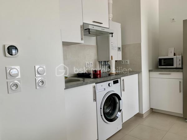 Appartement T2 d'environ 50m2 avec balcon et place de parking situé à Sainte-Geneviève-des-Bois dans une résidence sécurisée.   
Vous recherchez le confort et la sérénité d’ un appartement lumineux et moderne ?   Ne cherchez plus venez découvrir ce beau deux pièces.  
Niché au 3ème étage sur trois dans un immeuble construit en 2021 
Au sein de la résidence, vous bénéficierez d'un accès sécurisé avec digicode et visiophone.  
  L'appartement se compose d'une entrée, d'un séjour/salle à manger d’environ 24,50 m2 avec cuisine aménagée et équipée.  d'une grande chambre avec dressing, une salle d'eau avec douche à l'italienne, un cellier et des WC indépendants.   
Vous apprécierez aussi la luminosité de l’appartement.   
L'immeuble bénéficie également d'un ascenseur pour plus de commodités.  
Il sera vendu avec une place de parking en sous-sol.  
Fenêtres double vitrage, volets électriques.  Chauffage individuel au gaz. Fibre. Charges 120€/mois - DPE C - Norme PMR.  
Sa localisation est un vrai atout, car à proximité de toutes les commodités à pied (écoles, transports, arrêt de Bus en bas de l’immeuble, RER C , commerces, établissements de santé ...) mais aussi des espaces naturels du Parc de l'Orge !  
Les grands axes routiers sont accessibles en quelques minutes (N104, N20, A6).   
Zone commerciale de La croix blanche à 10mn en voiture.  Il n’y a aucun travaux à prévoir.   
Les +++ de ce bien :   
Son balcon exposé Sud Ouest accessible de la chambre et du séjour, sa grande luminosité, les matériaux de qualité utilisés, ses volets roulants électriques, sa faible consommation énergétique et sa place de parking en s/sol avec accès sécurisé.
   N’hésitez pas à me contacter pour plus d’informations ou pour vite organiser une visite.  
Conseiller disponible 7jours/7