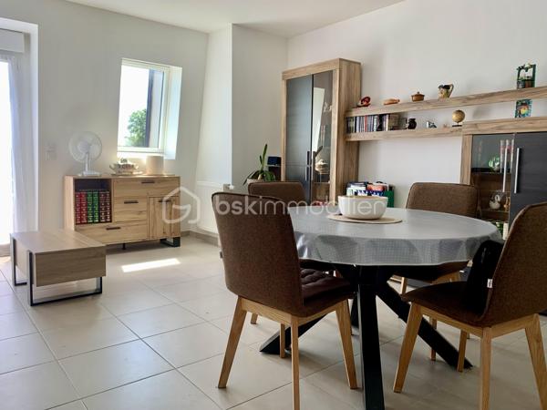 Appartement T2 d'environ 50m2 avec balcon et place de parking situé à Sainte-Geneviève-des-Bois dans une résidence sécurisée.   
Vous recherchez le confort et la sérénité d’ un appartement lumineux et moderne ?   Ne cherchez plus venez découvrir ce beau deux pièces.  
Niché au 3ème étage sur trois dans un immeuble construit en 2021 
Au sein de la résidence, vous bénéficierez d'un accès sécurisé avec digicode et visiophone.  
  L'appartement se compose d'une entrée, d'un séjour/salle à manger d’environ 24,50 m2 avec cuisine aménagée et équipée.  d'une grande chambre avec dressing, une salle d'eau avec douche à l'italienne, un cellier et des WC indépendants.   
Vous apprécierez aussi la luminosité de l’appartement.   
L'immeuble bénéficie également d'un ascenseur pour plus de commodités.  
Il sera vendu avec une place de parking en sous-sol.  
Fenêtres double vitrage, volets électriques.  Chauffage individuel au gaz. Fibre. Charges 120€/mois - DPE C - Norme PMR.  
Sa localisation est un vrai atout, car à proximité de toutes les commodités à pied (écoles, transports, arrêt de Bus en bas de l’immeuble, RER C , commerces, établissements de santé ...) mais aussi des espaces naturels du Parc de l'Orge !  
Les grands axes routiers sont accessibles en quelques minutes (N104, N20, A6).   
Zone commerciale de La croix blanche à 10mn en voiture.  Il n’y a aucun travaux à prévoir.   
Les +++ de ce bien :   
Son balcon exposé Sud Ouest accessible de la chambre et du séjour, sa grande luminosité, les matériaux de qualité utilisés, ses volets roulants électriques, sa faible consommation énergétique et sa place de parking en s/sol avec accès sécurisé.
   N’hésitez pas à me contacter pour plus d’informations ou pour vite organiser une visite.  
Conseiller disponible 7jours/7