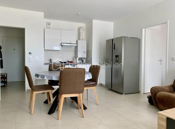 Appartement T2 d'environ 50m2 avec balcon et place de parking situé à Sainte-Geneviève-des-Bois dans une résidence sécurisée.   
Vous recherchez le confort et la sérénité d’ un appartement lumineux et moderne ?   Ne cherchez plus venez découvrir ce beau deux pièces.  
Niché au 3ème étage sur trois dans un immeuble construit en 2021 
Au sein de la résidence, vous bénéficierez d'un accès sécurisé avec digicode et visiophone.  
  L'appartement se compose d'une entrée, d'un séjour/salle à manger d’environ 24,50 m2 avec cuisine aménagée et équipée.  d'une grande chambre avec dressing, une salle d'eau avec douche à l'italienne, un cellier et des WC indépendants.   
Vous apprécierez aussi la luminosité de l’appartement.   
L'immeuble bénéficie également d'un ascenseur pour plus de commodités.  
Il sera vendu avec une place de parking en sous-sol.  
Fenêtres double vitrage, volets électriques.  Chauffage individuel au gaz. Fibre. Charges 120€/mois - DPE C - Norme PMR.  
Sa localisation est un vrai atout, car à proximité de toutes les commodités à pied (écoles, transports, arrêt de Bus en bas de l’immeuble, RER C , commerces, établissements de santé ...) mais aussi des espaces naturels du Parc de l'Orge !  
Les grands axes routiers sont accessibles en quelques minutes (N104, N20, A6).   
Zone commerciale de La croix blanche à 10mn en voiture.  Il n’y a aucun travaux à prévoir.   
Les +++ de ce bien :   
Son balcon exposé Sud Ouest accessible de la chambre et du séjour, sa grande luminosité, les matériaux de qualité utilisés, ses volets roulants électriques, sa faible consommation énergétique et sa place de parking en s/sol avec accès sécurisé.
   N’hésitez pas à me contacter pour plus d’informations ou pour vite organiser une visite.  
Conseiller disponible 7jours/7