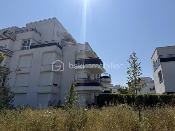 Situé au 2ᵉ étage sur 4 avec ascenseur d'une résidence modern,  datant  2021, ce joli petit F3 saura vous séduire par son agencement optimisé et son environnement privilégié.

L'appartement bénéficie d'une belle luminosité grâce à son agréable exposition et offre une vue dégagée sur les jardins de la résidence. L'espace de vie s'ouvre sur une loggia/terrasse d'environ 7 m², parfaite pour profiter d'un extérieur en toute tranquillité.

Vous y trouverez deux chambres, une grande salle de bains équipée d'une élégante douche à l'italienne ainsi qu'un agencement fonctionnel idéal pour un premier achat, un jeune couple ou un investissement de qualité.

Côté stationnement, vous disposerez de deux places de parking en sous-sol sécurisé, un véritable atout au quotidien.

Idéalement situé, l'appartement se trouve à proximité des commerces, des écoles et de la gare, facilitant ainsi tous vos déplacements.

Les atouts de ce bien :

Résidence récente livrée en 2021
2ᵉ étage sur 4 avec ascenseur
Agréable loggia/terrasse d'environ 7 m²
Belle exposition
Vue sur jardin
Grande salle de bains avec douche à l'italienne
Deux places de parking en sous-sol
Proche gare, commerces et commodités
Appartement fonctionnel et peu énergivore
volet roulant électrique dans tout l'appartement 

Un appartement clé en main, moderne et confortable, à découvrir sans tarder !