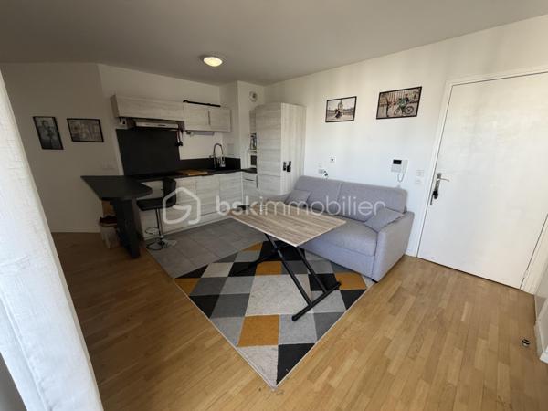 Situé au 2ᵉ étage sur 4 avec ascenseur d'une résidence modern,  datant  2021, ce joli petit F3 saura vous séduire par son agencement optimisé et son environnement privilégié.

L'appartement bénéficie d'une belle luminosité grâce à son agréable exposition et offre une vue dégagée sur les jardins de la résidence. L'espace de vie s'ouvre sur une loggia/terrasse d'environ 7 m², parfaite pour profiter d'un extérieur en toute tranquillité.

Vous y trouverez deux chambres, une grande salle de bains équipée d'une élégante douche à l'italienne ainsi qu'un agencement fonctionnel idéal pour un premier achat, un jeune couple ou un investissement de qualité.

Côté stationnement, vous disposerez de deux places de parking en sous-sol sécurisé, un véritable atout au quotidien.

Idéalement situé, l'appartement se trouve à proximité des commerces, des écoles et de la gare, facilitant ainsi tous vos déplacements.

Les atouts de ce bien :

Résidence récente livrée en 2021
2ᵉ étage sur 4 avec ascenseur
Agréable loggia/terrasse d'environ 7 m²
Belle exposition
Vue sur jardin
Grande salle de bains avec douche à l'italienne
Deux places de parking en sous-sol
Proche gare, commerces et commodités
Appartement fonctionnel et peu énergivore
volet roulant électrique dans tout l'appartement 

Un appartement clé en main, moderne et confortable, à découvrir sans tarder !