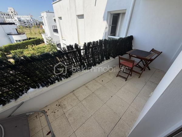 Situé au 2ᵉ étage sur 4 avec ascenseur d'une résidence modern,  datant  2021, ce joli petit F3 saura vous séduire par son agencement optimisé et son environnement privilégié.

L'appartement bénéficie d'une belle luminosité grâce à son agréable exposition et offre une vue dégagée sur les jardins de la résidence. L'espace de vie s'ouvre sur une loggia/terrasse d'environ 7 m², parfaite pour profiter d'un extérieur en toute tranquillité.

Vous y trouverez deux chambres, une grande salle de bains équipée d'une élégante douche à l'italienne ainsi qu'un agencement fonctionnel idéal pour un premier achat, un jeune couple ou un investissement de qualité.

Côté stationnement, vous disposerez de deux places de parking en sous-sol sécurisé, un véritable atout au quotidien.

Idéalement situé, l'appartement se trouve à proximité des commerces, des écoles et de la gare, facilitant ainsi tous vos déplacements.

Les atouts de ce bien :

Résidence récente livrée en 2021
2ᵉ étage sur 4 avec ascenseur
Agréable loggia/terrasse d'environ 7 m²
Belle exposition
Vue sur jardin
Grande salle de bains avec douche à l'italienne
Deux places de parking en sous-sol
Proche gare, commerces et commodités
Appartement fonctionnel et peu énergivore
volet roulant électrique dans tout l'appartement 

Un appartement clé en main, moderne et confortable, à découvrir sans tarder !