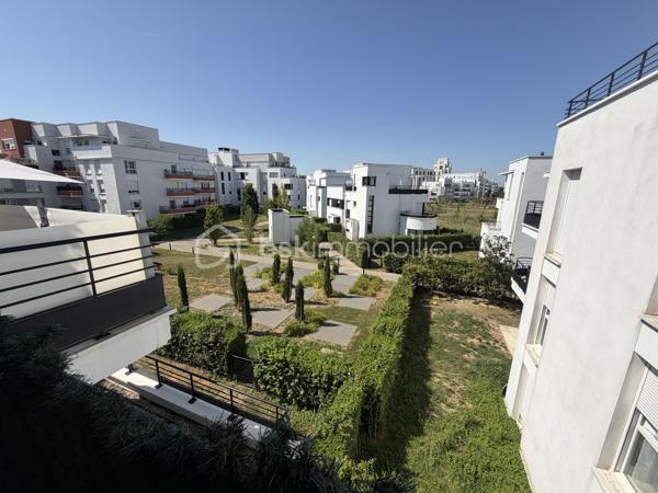 Situé au 2ᵉ étage sur 4 avec ascenseur d'une résidence modern,  datant  2021, ce joli petit F3 saura vous séduire par son agencement optimisé et son environnement privilégié.

L'appartement bénéficie d'une belle luminosité grâce à son agréable exposition et offre une vue dégagée sur les jardins de la résidence. L'espace de vie s'ouvre sur une loggia/terrasse d'environ 7 m², parfaite pour profiter d'un extérieur en toute tranquillité.

Vous y trouverez deux chambres, une grande salle de bains équipée d'une élégante douche à l'italienne ainsi qu'un agencement fonctionnel idéal pour un premier achat, un jeune couple ou un investissement de qualité.

Côté stationnement, vous disposerez de deux places de parking en sous-sol sécurisé, un véritable atout au quotidien.

Idéalement situé, l'appartement se trouve à proximité des commerces, des écoles et de la gare, facilitant ainsi tous vos déplacements.

Les atouts de ce bien :

Résidence récente livrée en 2021
2ᵉ étage sur 4 avec ascenseur
Agréable loggia/terrasse d'environ 7 m²
Belle exposition
Vue sur jardin
Grande salle de bains avec douche à l'italienne
Deux places de parking en sous-sol
Proche gare, commerces et commodités
Appartement fonctionnel et peu énergivore
volet roulant électrique dans tout l'appartement 

Un appartement clé en main, moderne et confortable, à découvrir sans tarder !