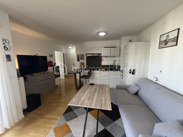 Situé au 2ᵉ étage sur 4 avec ascenseur d'une résidence modern,  datant  2021, ce joli petit F3 saura vous séduire par son agencement optimisé et son environnement privilégié.

L'appartement bénéficie d'une belle luminosité grâce à son agréable exposition et offre une vue dégagée sur les jardins de la résidence. L'espace de vie s'ouvre sur une loggia/terrasse d'environ 7 m², parfaite pour profiter d'un extérieur en toute tranquillité.

Vous y trouverez deux chambres, une grande salle de bains équipée d'une élégante douche à l'italienne ainsi qu'un agencement fonctionnel idéal pour un premier achat, un jeune couple ou un investissement de qualité.

Côté stationnement, vous disposerez de deux places de parking en sous-sol sécurisé, un véritable atout au quotidien.

Idéalement situé, l'appartement se trouve à proximité des commerces, des écoles et de la gare, facilitant ainsi tous vos déplacements.

Les atouts de ce bien :

Résidence récente livrée en 2021
2ᵉ étage sur 4 avec ascenseur
Agréable loggia/terrasse d'environ 7 m²
Belle exposition
Vue sur jardin
Grande salle de bains avec douche à l'italienne
Deux places de parking en sous-sol
Proche gare, commerces et commodités
Appartement fonctionnel et peu énergivore
volet roulant électrique dans tout l'appartement 

Un appartement clé en main, moderne et confortable, à découvrir sans tarder !