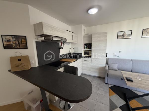 Situé au 2ᵉ étage sur 4 avec ascenseur d'une résidence modern,  datant  2021, ce joli petit F3 saura vous séduire par son agencement optimisé et son environnement privilégié.

L'appartement bénéficie d'une belle luminosité grâce à son agréable exposition et offre une vue dégagée sur les jardins de la résidence. L'espace de vie s'ouvre sur une loggia/terrasse d'environ 7 m², parfaite pour profiter d'un extérieur en toute tranquillité.

Vous y trouverez deux chambres, une grande salle de bains équipée d'une élégante douche à l'italienne ainsi qu'un agencement fonctionnel idéal pour un premier achat, un jeune couple ou un investissement de qualité.

Côté stationnement, vous disposerez de deux places de parking en sous-sol sécurisé, un véritable atout au quotidien.

Idéalement situé, l'appartement se trouve à proximité des commerces, des écoles et de la gare, facilitant ainsi tous vos déplacements.

Les atouts de ce bien :

Résidence récente livrée en 2021
2ᵉ étage sur 4 avec ascenseur
Agréable loggia/terrasse d'environ 7 m²
Belle exposition
Vue sur jardin
Grande salle de bains avec douche à l'italienne
Deux places de parking en sous-sol
Proche gare, commerces et commodités
Appartement fonctionnel et peu énergivore
volet roulant électrique dans tout l'appartement 

Un appartement clé en main, moderne et confortable, à découvrir sans tarder !