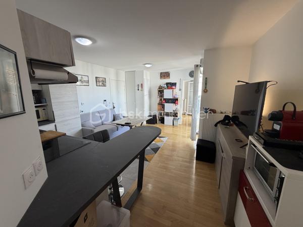 Situé au 2ᵉ étage sur 4 avec ascenseur d'une résidence modern,  datant  2021, ce joli petit F3 saura vous séduire par son agencement optimisé et son environnement privilégié.

L'appartement bénéficie d'une belle luminosité grâce à son agréable exposition et offre une vue dégagée sur les jardins de la résidence. L'espace de vie s'ouvre sur une loggia/terrasse d'environ 7 m², parfaite pour profiter d'un extérieur en toute tranquillité.

Vous y trouverez deux chambres, une grande salle de bains équipée d'une élégante douche à l'italienne ainsi qu'un agencement fonctionnel idéal pour un premier achat, un jeune couple ou un investissement de qualité.

Côté stationnement, vous disposerez de deux places de parking en sous-sol sécurisé, un véritable atout au quotidien.

Idéalement situé, l'appartement se trouve à proximité des commerces, des écoles et de la gare, facilitant ainsi tous vos déplacements.

Les atouts de ce bien :

Résidence récente livrée en 2021
2ᵉ étage sur 4 avec ascenseur
Agréable loggia/terrasse d'environ 7 m²
Belle exposition
Vue sur jardin
Grande salle de bains avec douche à l'italienne
Deux places de parking en sous-sol
Proche gare, commerces et commodités
Appartement fonctionnel et peu énergivore
volet roulant électrique dans tout l'appartement 

Un appartement clé en main, moderne et confortable, à découvrir sans tarder !