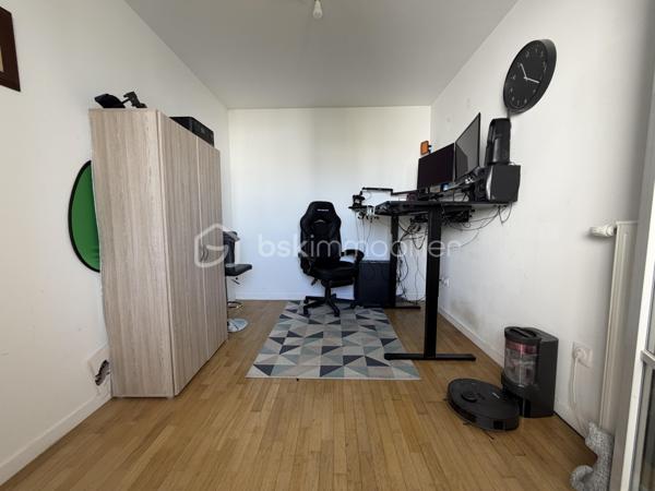 Situé au 2ᵉ étage sur 4 avec ascenseur d'une résidence modern,  datant  2021, ce joli petit F3 saura vous séduire par son agencement optimisé et son environnement privilégié.

L'appartement bénéficie d'une belle luminosité grâce à son agréable exposition et offre une vue dégagée sur les jardins de la résidence. L'espace de vie s'ouvre sur une loggia/terrasse d'environ 7 m², parfaite pour profiter d'un extérieur en toute tranquillité.

Vous y trouverez deux chambres, une grande salle de bains équipée d'une élégante douche à l'italienne ainsi qu'un agencement fonctionnel idéal pour un premier achat, un jeune couple ou un investissement de qualité.

Côté stationnement, vous disposerez de deux places de parking en sous-sol sécurisé, un véritable atout au quotidien.

Idéalement situé, l'appartement se trouve à proximité des commerces, des écoles et de la gare, facilitant ainsi tous vos déplacements.

Les atouts de ce bien :

Résidence récente livrée en 2021
2ᵉ étage sur 4 avec ascenseur
Agréable loggia/terrasse d'environ 7 m²
Belle exposition
Vue sur jardin
Grande salle de bains avec douche à l'italienne
Deux places de parking en sous-sol
Proche gare, commerces et commodités
Appartement fonctionnel et peu énergivore
volet roulant électrique dans tout l'appartement 

Un appartement clé en main, moderne et confortable, à découvrir sans tarder !
