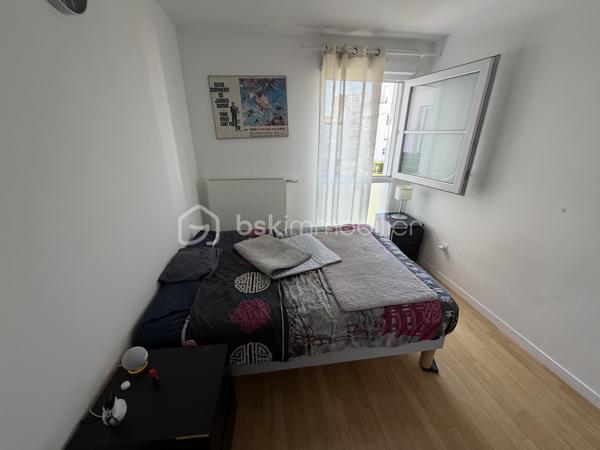 Situé au 2ᵉ étage sur 4 avec ascenseur d'une résidence modern,  datant  2021, ce joli petit F3 saura vous séduire par son agencement optimisé et son environnement privilégié.

L'appartement bénéficie d'une belle luminosité grâce à son agréable exposition et offre une vue dégagée sur les jardins de la résidence. L'espace de vie s'ouvre sur une loggia/terrasse d'environ 7 m², parfaite pour profiter d'un extérieur en toute tranquillité.

Vous y trouverez deux chambres, une grande salle de bains équipée d'une élégante douche à l'italienne ainsi qu'un agencement fonctionnel idéal pour un premier achat, un jeune couple ou un investissement de qualité.

Côté stationnement, vous disposerez de deux places de parking en sous-sol sécurisé, un véritable atout au quotidien.

Idéalement situé, l'appartement se trouve à proximité des commerces, des écoles et de la gare, facilitant ainsi tous vos déplacements.

Les atouts de ce bien :

Résidence récente livrée en 2021
2ᵉ étage sur 4 avec ascenseur
Agréable loggia/terrasse d'environ 7 m²
Belle exposition
Vue sur jardin
Grande salle de bains avec douche à l'italienne
Deux places de parking en sous-sol
Proche gare, commerces et commodités
Appartement fonctionnel et peu énergivore
volet roulant électrique dans tout l'appartement 

Un appartement clé en main, moderne et confortable, à découvrir sans tarder !