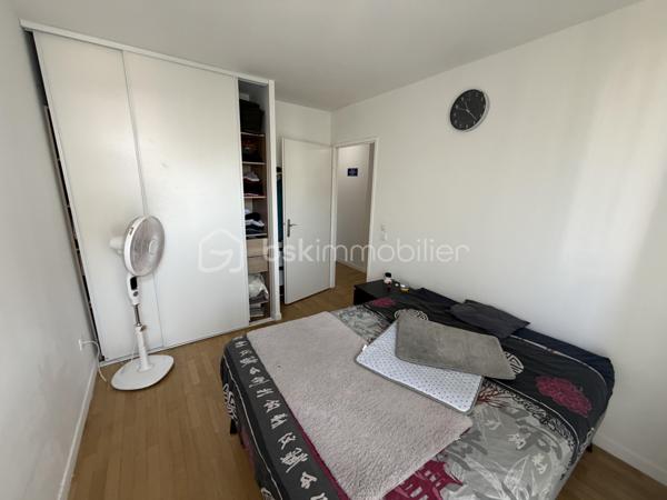 Situé au 2ᵉ étage sur 4 avec ascenseur d'une résidence modern,  datant  2021, ce joli petit F3 saura vous séduire par son agencement optimisé et son environnement privilégié.

L'appartement bénéficie d'une belle luminosité grâce à son agréable exposition et offre une vue dégagée sur les jardins de la résidence. L'espace de vie s'ouvre sur une loggia/terrasse d'environ 7 m², parfaite pour profiter d'un extérieur en toute tranquillité.

Vous y trouverez deux chambres, une grande salle de bains équipée d'une élégante douche à l'italienne ainsi qu'un agencement fonctionnel idéal pour un premier achat, un jeune couple ou un investissement de qualité.

Côté stationnement, vous disposerez de deux places de parking en sous-sol sécurisé, un véritable atout au quotidien.

Idéalement situé, l'appartement se trouve à proximité des commerces, des écoles et de la gare, facilitant ainsi tous vos déplacements.

Les atouts de ce bien :

Résidence récente livrée en 2021
2ᵉ étage sur 4 avec ascenseur
Agréable loggia/terrasse d'environ 7 m²
Belle exposition
Vue sur jardin
Grande salle de bains avec douche à l'italienne
Deux places de parking en sous-sol
Proche gare, commerces et commodités
Appartement fonctionnel et peu énergivore
volet roulant électrique dans tout l'appartement 

Un appartement clé en main, moderne et confortable, à découvrir sans tarder !