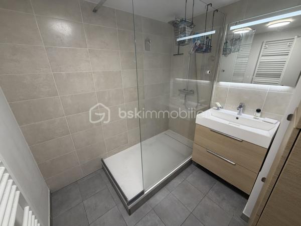 Situé au 2ᵉ étage sur 4 avec ascenseur d'une résidence modern,  datant  2021, ce joli petit F3 saura vous séduire par son agencement optimisé et son environnement privilégié.

L'appartement bénéficie d'une belle luminosité grâce à son agréable exposition et offre une vue dégagée sur les jardins de la résidence. L'espace de vie s'ouvre sur une loggia/terrasse d'environ 7 m², parfaite pour profiter d'un extérieur en toute tranquillité.

Vous y trouverez deux chambres, une grande salle de bains équipée d'une élégante douche à l'italienne ainsi qu'un agencement fonctionnel idéal pour un premier achat, un jeune couple ou un investissement de qualité.

Côté stationnement, vous disposerez de deux places de parking en sous-sol sécurisé, un véritable atout au quotidien.

Idéalement situé, l'appartement se trouve à proximité des commerces, des écoles et de la gare, facilitant ainsi tous vos déplacements.

Les atouts de ce bien :

Résidence récente livrée en 2021
2ᵉ étage sur 4 avec ascenseur
Agréable loggia/terrasse d'environ 7 m²
Belle exposition
Vue sur jardin
Grande salle de bains avec douche à l'italienne
Deux places de parking en sous-sol
Proche gare, commerces et commodités
Appartement fonctionnel et peu énergivore
volet roulant électrique dans tout l'appartement 

Un appartement clé en main, moderne et confortable, à découvrir sans tarder !