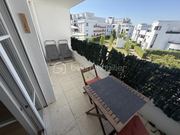 Situé au 2ᵉ étage sur 4 avec ascenseur d'une résidence modern,  datant  2021, ce joli petit F3 saura vous séduire par son agencement optimisé et son environnement privilégié.

L'appartement bénéficie d'une belle luminosité grâce à son agréable exposition et offre une vue dégagée sur les jardins de la résidence. L'espace de vie s'ouvre sur une loggia/terrasse d'environ 7 m², parfaite pour profiter d'un extérieur en toute tranquillité.

Vous y trouverez deux chambres, une grande salle de bains équipée d'une élégante douche à l'italienne ainsi qu'un agencement fonctionnel idéal pour un premier achat, un jeune couple ou un investissement de qualité.

Côté stationnement, vous disposerez de deux places de parking en sous-sol sécurisé, un véritable atout au quotidien.

Idéalement situé, l'appartement se trouve à proximité des commerces, des écoles et de la gare, facilitant ainsi tous vos déplacements.

Les atouts de ce bien :

Résidence récente livrée en 2021
2ᵉ étage sur 4 avec ascenseur
Agréable loggia/terrasse d'environ 7 m²
Belle exposition
Vue sur jardin
Grande salle de bains avec douche à l'italienne
Deux places de parking en sous-sol
Proche gare, commerces et commodités
Appartement fonctionnel et peu énergivore
volet roulant électrique dans tout l'appartement 

Un appartement clé en main, moderne et confortable, à découvrir sans tarder !