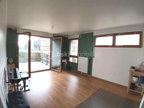 Idéalement situé face au Parc du Génitoy et au groupe scolaire Jacques Chirac, au sein d'une résidence de standing sécurisée construite en 2020, découvrez ce magnifique appartement 3 pièces de 58 m² offrant un cadre de vie privilégié entre confort moderne, verdure et proximité immédiate de toutes les commodités.

Situé au 1er étage avec ascenseur, cet appartement séduit dès l'entrée par sa luminosité, son agencement parfaitement optimisé et son excellent état général.

La pièce de vie, chaleureuse et baignée de lumière grâce à son exposition plein Ouest, accueille un séjour convivial ouvert sur une cuisine moderne aménagée et équipée. Véritable cœur de l'appartement, cet espace a été pensé pour conjuguer confort, fonctionnalité et moments de partage.

Dans son prolongement, un spacieux balcon permet de profiter pleinement des beaux jours. Exposé plein Ouest, il bénéficie d'un ensoleillement généreux jusqu'au coucher du soleil et offre une vue agréable sur les espaces paysagers de la résidence ainsi que sur son allée piétonne, créant une atmosphère ouverte, agréable et sécurisée.

L'espace nuit se compose de deux belles chambres avec rangements intégrés, dont une chambre principale avec dressing. Une salle de bains contemporaine ainsi que des WC indépendants complètent ce bien aux prestations soignées.

Aucun travaux n'est à prévoir : l'appartement est parfaitement entretenu et prêt à accueillir ses futurs propriétaires.

Une place de stationnement privative en sous-sol sécurisé vient compléter ce bien. La résidence bénéficie également des infrastructures permettant l'installation de bornes de recharge pour véhicules électriques.

Les points forts :
✔ Résidence de standing sécurisée de 2020
✔ Appartement en parfait état, aucun travaux à prévoir
✔ Grand balcon exposé plein Ouest
✔ Belle luminosité tout au long de la journée
✔ Séjour avec cuisine ouverte aménagée et équipée
✔ Deux chambres avec placards, dont une avec dressing
✔ Salle de bains moderne
✔ WC indépendants
✔ Place de parking privative en sous-sol
✔ Résidence équipée pour la mobilité électrique
✔ Face au Parc du Génitoy
✔ Groupe scolaire Jacques Chirac à quelques mètres
✔ Commerces de proximité accessibles à pied
✔ RER A et accès rapide à l'A4
✔ Environnement familial, verdoyant et recherché

Rare sur le secteur, ce bien réunit tous les critères les plus recherchés : résidence récente, extérieur confortable, stationnement sécurisé, proximité des écoles, des transports et des commerces, le tout dans un environnement particulièrement agréable.

Une opportunité idéale pour une résidence principale comme pour un investissement patrimonial de qualité.

À visiter sans tarder ! :::