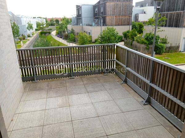 Idéalement situé face au Parc du Génitoy et au groupe scolaire Jacques Chirac, au sein d'une résidence de standing sécurisée construite en 2020, découvrez ce magnifique appartement 3 pièces de 58 m² offrant un cadre de vie privilégié entre confort moderne, verdure et proximité immédiate de toutes les commodités.

Situé au 1er étage avec ascenseur, cet appartement séduit dès l'entrée par sa luminosité, son agencement parfaitement optimisé et son excellent état général.

La pièce de vie, chaleureuse et baignée de lumière grâce à son exposition plein Ouest, accueille un séjour convivial ouvert sur une cuisine moderne aménagée et équipée. Véritable cœur de l'appartement, cet espace a été pensé pour conjuguer confort, fonctionnalité et moments de partage.

Dans son prolongement, un spacieux balcon permet de profiter pleinement des beaux jours. Exposé plein Ouest, il bénéficie d'un ensoleillement généreux jusqu'au coucher du soleil et offre une vue agréable sur les espaces paysagers de la résidence ainsi que sur son allée piétonne, créant une atmosphère ouverte, agréable et sécurisée.

L'espace nuit se compose de deux belles chambres avec rangements intégrés, dont une chambre principale avec dressing. Une salle de bains contemporaine ainsi que des WC indépendants complètent ce bien aux prestations soignées.

Aucun travaux n'est à prévoir : l'appartement est parfaitement entretenu et prêt à accueillir ses futurs propriétaires.

Une place de stationnement privative en sous-sol sécurisé vient compléter ce bien. La résidence bénéficie également des infrastructures permettant l'installation de bornes de recharge pour véhicules électriques.

Les points forts :
✔ Résidence de standing sécurisée de 2020
✔ Appartement en parfait état, aucun travaux à prévoir
✔ Grand balcon exposé plein Ouest
✔ Belle luminosité tout au long de la journée
✔ Séjour avec cuisine ouverte aménagée et équipée
✔ Deux chambres avec placards, dont une avec dressing
✔ Salle de bains moderne
✔ WC indépendants
✔ Place de parking privative en sous-sol
✔ Résidence équipée pour la mobilité électrique
✔ Face au Parc du Génitoy
✔ Groupe scolaire Jacques Chirac à quelques mètres
✔ Commerces de proximité accessibles à pied
✔ RER A et accès rapide à l'A4
✔ Environnement familial, verdoyant et recherché

Rare sur le secteur, ce bien réunit tous les critères les plus recherchés : résidence récente, extérieur confortable, stationnement sécurisé, proximité des écoles, des transports et des commerces, le tout dans un environnement particulièrement agréable.

Une opportunité idéale pour une résidence principale comme pour un investissement patrimonial de qualité.

À visiter sans tarder ! :::