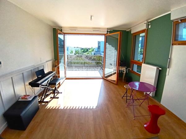 Idéalement situé face au Parc du Génitoy et au groupe scolaire Jacques Chirac, au sein d'une résidence de standing sécurisée construite en 2020, découvrez ce magnifique appartement 3 pièces de 58 m² offrant un cadre de vie privilégié entre confort moderne, verdure et proximité immédiate de toutes les commodités.

Situé au 1er étage avec ascenseur, cet appartement séduit dès l'entrée par sa luminosité, son agencement parfaitement optimisé et son excellent état général.

La pièce de vie, chaleureuse et baignée de lumière grâce à son exposition plein Ouest, accueille un séjour convivial ouvert sur une cuisine moderne aménagée et équipée. Véritable cœur de l'appartement, cet espace a été pensé pour conjuguer confort, fonctionnalité et moments de partage.

Dans son prolongement, un spacieux balcon permet de profiter pleinement des beaux jours. Exposé plein Ouest, il bénéficie d'un ensoleillement généreux jusqu'au coucher du soleil et offre une vue agréable sur les espaces paysagers de la résidence ainsi que sur son allée piétonne, créant une atmosphère ouverte, agréable et sécurisée.

L'espace nuit se compose de deux belles chambres avec rangements intégrés, dont une chambre principale avec dressing. Une salle de bains contemporaine ainsi que des WC indépendants complètent ce bien aux prestations soignées.

Aucun travaux n'est à prévoir : l'appartement est parfaitement entretenu et prêt à accueillir ses futurs propriétaires.

Une place de stationnement privative en sous-sol sécurisé vient compléter ce bien. La résidence bénéficie également des infrastructures permettant l'installation de bornes de recharge pour véhicules électriques.

Les points forts :
✔ Résidence de standing sécurisée de 2020
✔ Appartement en parfait état, aucun travaux à prévoir
✔ Grand balcon exposé plein Ouest
✔ Belle luminosité tout au long de la journée
✔ Séjour avec cuisine ouverte aménagée et équipée
✔ Deux chambres avec placards, dont une avec dressing
✔ Salle de bains moderne
✔ WC indépendants
✔ Place de parking privative en sous-sol
✔ Résidence équipée pour la mobilité électrique
✔ Face au Parc du Génitoy
✔ Groupe scolaire Jacques Chirac à quelques mètres
✔ Commerces de proximité accessibles à pied
✔ RER A et accès rapide à l'A4
✔ Environnement familial, verdoyant et recherché

Rare sur le secteur, ce bien réunit tous les critères les plus recherchés : résidence récente, extérieur confortable, stationnement sécurisé, proximité des écoles, des transports et des commerces, le tout dans un environnement particulièrement agréable.

Une opportunité idéale pour une résidence principale comme pour un investissement patrimonial de qualité.

À visiter sans tarder ! :::