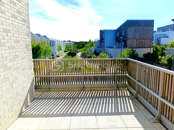 Idéalement situé face au Parc du Génitoy et au groupe scolaire Jacques Chirac, au sein d'une résidence de standing sécurisée construite en 2020, découvrez ce magnifique appartement 3 pièces de 58 m² offrant un cadre de vie privilégié entre confort moderne, verdure et proximité immédiate de toutes les commodités.

Situé au 1er étage avec ascenseur, cet appartement séduit dès l'entrée par sa luminosité, son agencement parfaitement optimisé et son excellent état général.

La pièce de vie, chaleureuse et baignée de lumière grâce à son exposition plein Ouest, accueille un séjour convivial ouvert sur une cuisine moderne aménagée et équipée. Véritable cœur de l'appartement, cet espace a été pensé pour conjuguer confort, fonctionnalité et moments de partage.

Dans son prolongement, un spacieux balcon permet de profiter pleinement des beaux jours. Exposé plein Ouest, il bénéficie d'un ensoleillement généreux jusqu'au coucher du soleil et offre une vue agréable sur les espaces paysagers de la résidence ainsi que sur son allée piétonne, créant une atmosphère ouverte, agréable et sécurisée.

L'espace nuit se compose de deux belles chambres avec rangements intégrés, dont une chambre principale avec dressing. Une salle de bains contemporaine ainsi que des WC indépendants complètent ce bien aux prestations soignées.

Aucun travaux n'est à prévoir : l'appartement est parfaitement entretenu et prêt à accueillir ses futurs propriétaires.

Une place de stationnement privative en sous-sol sécurisé vient compléter ce bien. La résidence bénéficie également des infrastructures permettant l'installation de bornes de recharge pour véhicules électriques.

Les points forts :
✔ Résidence de standing sécurisée de 2020
✔ Appartement en parfait état, aucun travaux à prévoir
✔ Grand balcon exposé plein Ouest
✔ Belle luminosité tout au long de la journée
✔ Séjour avec cuisine ouverte aménagée et équipée
✔ Deux chambres avec placards, dont une avec dressing
✔ Salle de bains moderne
✔ WC indépendants
✔ Place de parking privative en sous-sol
✔ Résidence équipée pour la mobilité électrique
✔ Face au Parc du Génitoy
✔ Groupe scolaire Jacques Chirac à quelques mètres
✔ Commerces de proximité accessibles à pied
✔ RER A et accès rapide à l'A4
✔ Environnement familial, verdoyant et recherché

Rare sur le secteur, ce bien réunit tous les critères les plus recherchés : résidence récente, extérieur confortable, stationnement sécurisé, proximité des écoles, des transports et des commerces, le tout dans un environnement particulièrement agréable.

Une opportunité idéale pour une résidence principale comme pour un investissement patrimonial de qualité.

À visiter sans tarder ! :::