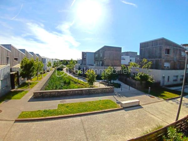 Idéalement situé face au Parc du Génitoy et au groupe scolaire Jacques Chirac, au sein d'une résidence de standing sécurisée construite en 2020, découvrez ce magnifique appartement 3 pièces de 58 m² offrant un cadre de vie privilégié entre confort moderne, verdure et proximité immédiate de toutes les commodités.

Situé au 1er étage avec ascenseur, cet appartement séduit dès l'entrée par sa luminosité, son agencement parfaitement optimisé et son excellent état général.

La pièce de vie, chaleureuse et baignée de lumière grâce à son exposition plein Ouest, accueille un séjour convivial ouvert sur une cuisine moderne aménagée et équipée. Véritable cœur de l'appartement, cet espace a été pensé pour conjuguer confort, fonctionnalité et moments de partage.

Dans son prolongement, un spacieux balcon permet de profiter pleinement des beaux jours. Exposé plein Ouest, il bénéficie d'un ensoleillement généreux jusqu'au coucher du soleil et offre une vue agréable sur les espaces paysagers de la résidence ainsi que sur son allée piétonne, créant une atmosphère ouverte, agréable et sécurisée.

L'espace nuit se compose de deux belles chambres avec rangements intégrés, dont une chambre principale avec dressing. Une salle de bains contemporaine ainsi que des WC indépendants complètent ce bien aux prestations soignées.

Aucun travaux n'est à prévoir : l'appartement est parfaitement entretenu et prêt à accueillir ses futurs propriétaires.

Une place de stationnement privative en sous-sol sécurisé vient compléter ce bien. La résidence bénéficie également des infrastructures permettant l'installation de bornes de recharge pour véhicules électriques.

Les points forts :
✔ Résidence de standing sécurisée de 2020
✔ Appartement en parfait état, aucun travaux à prévoir
✔ Grand balcon exposé plein Ouest
✔ Belle luminosité tout au long de la journée
✔ Séjour avec cuisine ouverte aménagée et équipée
✔ Deux chambres avec placards, dont une avec dressing
✔ Salle de bains moderne
✔ WC indépendants
✔ Place de parking privative en sous-sol
✔ Résidence équipée pour la mobilité électrique
✔ Face au Parc du Génitoy
✔ Groupe scolaire Jacques Chirac à quelques mètres
✔ Commerces de proximité accessibles à pied
✔ RER A et accès rapide à l'A4
✔ Environnement familial, verdoyant et recherché

Rare sur le secteur, ce bien réunit tous les critères les plus recherchés : résidence récente, extérieur confortable, stationnement sécurisé, proximité des écoles, des transports et des commerces, le tout dans un environnement particulièrement agréable.

Une opportunité idéale pour une résidence principale comme pour un investissement patrimonial de qualité.

À visiter sans tarder ! :::