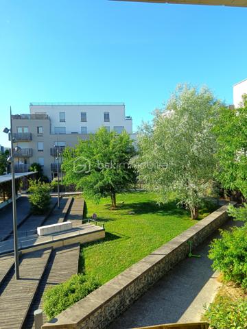Idéalement situé face au Parc du Génitoy et au groupe scolaire Jacques Chirac, au sein d'une résidence de standing sécurisée construite en 2020, découvrez ce magnifique appartement 3 pièces de 58 m² offrant un cadre de vie privilégié entre confort moderne, verdure et proximité immédiate de toutes les commodités.

Situé au 1er étage avec ascenseur, cet appartement séduit dès l'entrée par sa luminosité, son agencement parfaitement optimisé et son excellent état général.

La pièce de vie, chaleureuse et baignée de lumière grâce à son exposition plein Ouest, accueille un séjour convivial ouvert sur une cuisine moderne aménagée et équipée. Véritable cœur de l'appartement, cet espace a été pensé pour conjuguer confort, fonctionnalité et moments de partage.

Dans son prolongement, un spacieux balcon permet de profiter pleinement des beaux jours. Exposé plein Ouest, il bénéficie d'un ensoleillement généreux jusqu'au coucher du soleil et offre une vue agréable sur les espaces paysagers de la résidence ainsi que sur son allée piétonne, créant une atmosphère ouverte, agréable et sécurisée.

L'espace nuit se compose de deux belles chambres avec rangements intégrés, dont une chambre principale avec dressing. Une salle de bains contemporaine ainsi que des WC indépendants complètent ce bien aux prestations soignées.

Aucun travaux n'est à prévoir : l'appartement est parfaitement entretenu et prêt à accueillir ses futurs propriétaires.

Une place de stationnement privative en sous-sol sécurisé vient compléter ce bien. La résidence bénéficie également des infrastructures permettant l'installation de bornes de recharge pour véhicules électriques.

Les points forts :
✔ Résidence de standing sécurisée de 2020
✔ Appartement en parfait état, aucun travaux à prévoir
✔ Grand balcon exposé plein Ouest
✔ Belle luminosité tout au long de la journée
✔ Séjour avec cuisine ouverte aménagée et équipée
✔ Deux chambres avec placards, dont une avec dressing
✔ Salle de bains moderne
✔ WC indépendants
✔ Place de parking privative en sous-sol
✔ Résidence équipée pour la mobilité électrique
✔ Face au Parc du Génitoy
✔ Groupe scolaire Jacques Chirac à quelques mètres
✔ Commerces de proximité accessibles à pied
✔ RER A et accès rapide à l'A4
✔ Environnement familial, verdoyant et recherché

Rare sur le secteur, ce bien réunit tous les critères les plus recherchés : résidence récente, extérieur confortable, stationnement sécurisé, proximité des écoles, des transports et des commerces, le tout dans un environnement particulièrement agréable.

Une opportunité idéale pour une résidence principale comme pour un investissement patrimonial de qualité.

À visiter sans tarder ! :::
