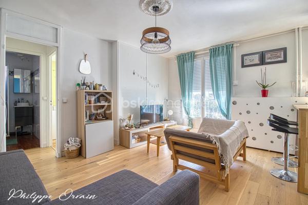 🏡 MONTREUIL – Appartement 2 pièces – 39 m² – Parking & Cave

Idéalement situé dans un secteur recherché et dynamique de Montreuil, BSK Immobilier vous propose ce superbe appartement 2 pièces d’environ 39 m², en excellent état général.

Dès l’entrée, vous serez séduit par un espace de vie lumineux et parfaitement agencé, intégrant une cuisine ouverte moderne, entièrement équipée, pensée pour allier esthétisme et fonctionnalité.
L’ensemble offre une circulation fluide et aucune perte d’espace, pour un confort de vie optimal au quotidien.

🔋 Performance énergétique optimisée
Des travaux d’isolation de l’immeuble ont été votés et seront intégralement pris en charge par le vendeur.
À l’issue de ces travaux, le logement bénéficiera d’un DPE en classe D, un véritable atout pour votre confort et votre investissement.

✨ Prestations de qualité :
• Volets roulants électriques
• Double vitrage récent
• Finitions soignées
• Aucun travaux à prévoir
• Place de parking sécurisée dans la résidence
• Faibles charges de copropriété : 660 € / an

Une cave complète ce bien, offrant un espace de stockage supplémentaire très appréciable.

💼 Un bien clé en main, idéal pour un premier achat ou un investissement patrimonial dans l’un des secteurs les plus prisés de Montreuil.
