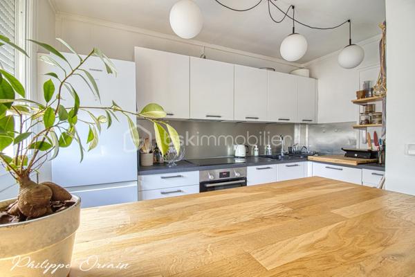 🏡 MONTREUIL – Appartement 2 pièces – 39 m² – Parking & Cave

Idéalement situé dans un secteur recherché et dynamique de Montreuil, BSK Immobilier vous propose ce superbe appartement 2 pièces d’environ 39 m², en excellent état général.

Dès l’entrée, vous serez séduit par un espace de vie lumineux et parfaitement agencé, intégrant une cuisine ouverte moderne, entièrement équipée, pensée pour allier esthétisme et fonctionnalité.
L’ensemble offre une circulation fluide et aucune perte d’espace, pour un confort de vie optimal au quotidien.

🔋 Performance énergétique optimisée
Des travaux d’isolation de l’immeuble ont été votés et seront intégralement pris en charge par le vendeur.
À l’issue de ces travaux, le logement bénéficiera d’un DPE en classe D, un véritable atout pour votre confort et votre investissement.

✨ Prestations de qualité :
• Volets roulants électriques
• Double vitrage récent
• Finitions soignées
• Aucun travaux à prévoir
• Place de parking sécurisée dans la résidence
• Faibles charges de copropriété : 660 € / an

Une cave complète ce bien, offrant un espace de stockage supplémentaire très appréciable.

💼 Un bien clé en main, idéal pour un premier achat ou un investissement patrimonial dans l’un des secteurs les plus prisés de Montreuil.