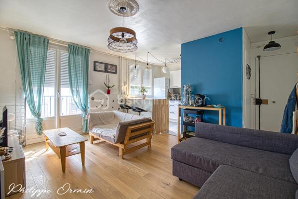 🏡 MONTREUIL – Appartement 2 pièces – 39 m² – Parking & Cave

Idéalement situé dans un secteur recherché et dynamique de Montreuil, BSK Immobilier vous propose ce superbe appartement 2 pièces d’environ 39 m², en excellent état général.

Dès l’entrée, vous serez séduit par un espace de vie lumineux et parfaitement agencé, intégrant une cuisine ouverte moderne, entièrement équipée, pensée pour allier esthétisme et fonctionnalité.
L’ensemble offre une circulation fluide et aucune perte d’espace, pour un confort de vie optimal au quotidien.

🔋 Performance énergétique optimisée
Des travaux d’isolation de l’immeuble ont été votés et seront intégralement pris en charge par le vendeur.
À l’issue de ces travaux, le logement bénéficiera d’un DPE en classe D, un véritable atout pour votre confort et votre investissement.

✨ Prestations de qualité :
• Volets roulants électriques
• Double vitrage récent
• Finitions soignées
• Aucun travaux à prévoir
• Place de parking sécurisée dans la résidence
• Faibles charges de copropriété : 660 € / an

Une cave complète ce bien, offrant un espace de stockage supplémentaire très appréciable.

💼 Un bien clé en main, idéal pour un premier achat ou un investissement patrimonial dans l’un des secteurs les plus prisés de Montreuil.