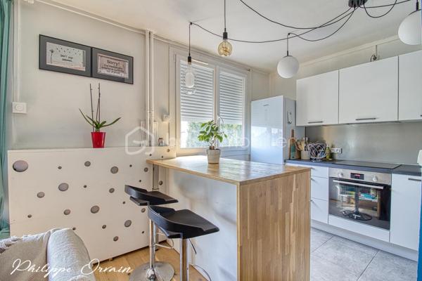 🏡 MONTREUIL – Appartement 2 pièces – 39 m² – Parking & Cave

Idéalement situé dans un secteur recherché et dynamique de Montreuil, BSK Immobilier vous propose ce superbe appartement 2 pièces d’environ 39 m², en excellent état général.

Dès l’entrée, vous serez séduit par un espace de vie lumineux et parfaitement agencé, intégrant une cuisine ouverte moderne, entièrement équipée, pensée pour allier esthétisme et fonctionnalité.
L’ensemble offre une circulation fluide et aucune perte d’espace, pour un confort de vie optimal au quotidien.

🔋 Performance énergétique optimisée
Des travaux d’isolation de l’immeuble ont été votés et seront intégralement pris en charge par le vendeur.
À l’issue de ces travaux, le logement bénéficiera d’un DPE en classe D, un véritable atout pour votre confort et votre investissement.

✨ Prestations de qualité :
• Volets roulants électriques
• Double vitrage récent
• Finitions soignées
• Aucun travaux à prévoir
• Place de parking sécurisée dans la résidence
• Faibles charges de copropriété : 660 € / an

Une cave complète ce bien, offrant un espace de stockage supplémentaire très appréciable.

💼 Un bien clé en main, idéal pour un premier achat ou un investissement patrimonial dans l’un des secteurs les plus prisés de Montreuil.