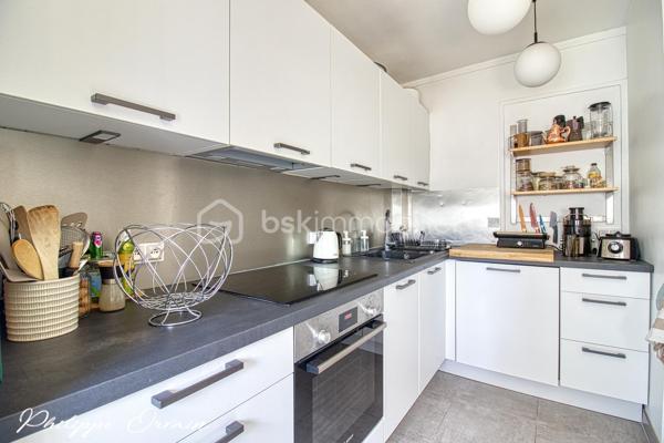 🏡 MONTREUIL – Appartement 2 pièces – 39 m² – Parking & Cave

Idéalement situé dans un secteur recherché et dynamique de Montreuil, BSK Immobilier vous propose ce superbe appartement 2 pièces d’environ 39 m², en excellent état général.

Dès l’entrée, vous serez séduit par un espace de vie lumineux et parfaitement agencé, intégrant une cuisine ouverte moderne, entièrement équipée, pensée pour allier esthétisme et fonctionnalité.
L’ensemble offre une circulation fluide et aucune perte d’espace, pour un confort de vie optimal au quotidien.

🔋 Performance énergétique optimisée
Des travaux d’isolation de l’immeuble ont été votés et seront intégralement pris en charge par le vendeur.
À l’issue de ces travaux, le logement bénéficiera d’un DPE en classe D, un véritable atout pour votre confort et votre investissement.

✨ Prestations de qualité :
• Volets roulants électriques
• Double vitrage récent
• Finitions soignées
• Aucun travaux à prévoir
• Place de parking sécurisée dans la résidence
• Faibles charges de copropriété : 660 € / an

Une cave complète ce bien, offrant un espace de stockage supplémentaire très appréciable.

💼 Un bien clé en main, idéal pour un premier achat ou un investissement patrimonial dans l’un des secteurs les plus prisés de Montreuil.
