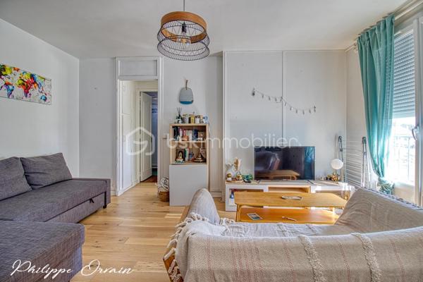🏡 MONTREUIL – Appartement 2 pièces – 39 m² – Parking & Cave

Idéalement situé dans un secteur recherché et dynamique de Montreuil, BSK Immobilier vous propose ce superbe appartement 2 pièces d’environ 39 m², en excellent état général.

Dès l’entrée, vous serez séduit par un espace de vie lumineux et parfaitement agencé, intégrant une cuisine ouverte moderne, entièrement équipée, pensée pour allier esthétisme et fonctionnalité.
L’ensemble offre une circulation fluide et aucune perte d’espace, pour un confort de vie optimal au quotidien.

🔋 Performance énergétique optimisée
Des travaux d’isolation de l’immeuble ont été votés et seront intégralement pris en charge par le vendeur.
À l’issue de ces travaux, le logement bénéficiera d’un DPE en classe D, un véritable atout pour votre confort et votre investissement.

✨ Prestations de qualité :
• Volets roulants électriques
• Double vitrage récent
• Finitions soignées
• Aucun travaux à prévoir
• Place de parking sécurisée dans la résidence
• Faibles charges de copropriété : 660 € / an

Une cave complète ce bien, offrant un espace de stockage supplémentaire très appréciable.

💼 Un bien clé en main, idéal pour un premier achat ou un investissement patrimonial dans l’un des secteurs les plus prisés de Montreuil.