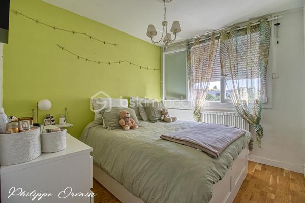 🏡 MONTREUIL – Appartement 2 pièces – 39 m² – Parking & Cave

Idéalement situé dans un secteur recherché et dynamique de Montreuil, BSK Immobilier vous propose ce superbe appartement 2 pièces d’environ 39 m², en excellent état général.

Dès l’entrée, vous serez séduit par un espace de vie lumineux et parfaitement agencé, intégrant une cuisine ouverte moderne, entièrement équipée, pensée pour allier esthétisme et fonctionnalité.
L’ensemble offre une circulation fluide et aucune perte d’espace, pour un confort de vie optimal au quotidien.

🔋 Performance énergétique optimisée
Des travaux d’isolation de l’immeuble ont été votés et seront intégralement pris en charge par le vendeur.
À l’issue de ces travaux, le logement bénéficiera d’un DPE en classe D, un véritable atout pour votre confort et votre investissement.

✨ Prestations de qualité :
• Volets roulants électriques
• Double vitrage récent
• Finitions soignées
• Aucun travaux à prévoir
• Place de parking sécurisée dans la résidence
• Faibles charges de copropriété : 660 € / an

Une cave complète ce bien, offrant un espace de stockage supplémentaire très appréciable.

💼 Un bien clé en main, idéal pour un premier achat ou un investissement patrimonial dans l’un des secteurs les plus prisés de Montreuil.