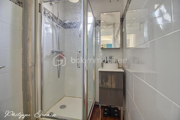 🏡 MONTREUIL – Appartement 2 pièces – 39 m² – Parking & Cave

Idéalement situé dans un secteur recherché et dynamique de Montreuil, BSK Immobilier vous propose ce superbe appartement 2 pièces d’environ 39 m², en excellent état général.

Dès l’entrée, vous serez séduit par un espace de vie lumineux et parfaitement agencé, intégrant une cuisine ouverte moderne, entièrement équipée, pensée pour allier esthétisme et fonctionnalité.
L’ensemble offre une circulation fluide et aucune perte d’espace, pour un confort de vie optimal au quotidien.

🔋 Performance énergétique optimisée
Des travaux d’isolation de l’immeuble ont été votés et seront intégralement pris en charge par le vendeur.
À l’issue de ces travaux, le logement bénéficiera d’un DPE en classe D, un véritable atout pour votre confort et votre investissement.

✨ Prestations de qualité :
• Volets roulants électriques
• Double vitrage récent
• Finitions soignées
• Aucun travaux à prévoir
• Place de parking sécurisée dans la résidence
• Faibles charges de copropriété : 660 € / an

Une cave complète ce bien, offrant un espace de stockage supplémentaire très appréciable.

💼 Un bien clé en main, idéal pour un premier achat ou un investissement patrimonial dans l’un des secteurs les plus prisés de Montreuil.