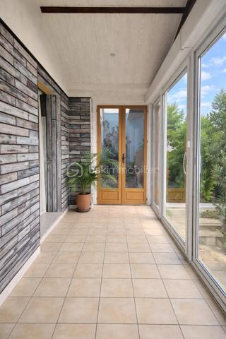 💎 COUP DE CŒUR – Maison 120 m² avec chalet indépendant, au calme absolu
Dans un environnement paisible et recherché, venez découvrir cette charmante maison d’environ 120 m², offrant un cadre de vie idéal entre confort et sérénité.
Dès l’entrée, vous serez séduit par son cachet, sa luminosité et son atmosphère chaleureuse.
Entrée véranda, salon, une pièce avec un poêle a granule (bureau ou chambre) , cuisine équipée et aménagée, véranda, une chambre, un bureau ou (ou chambre), une salle d'eau et WC ,une dépendance , un cellier , une cave , et un grand garage et jardin 
SANS VIS A VIS 


✨ Les + qui font la différence :
Surface généreuse de 120 m²
Véranda
Chalet indépendant ,grand garage 
Jardin agréable pour profiter des beaux jours
Environnement calme et sans nuisance
Maison fonctionnelle et lumineuse