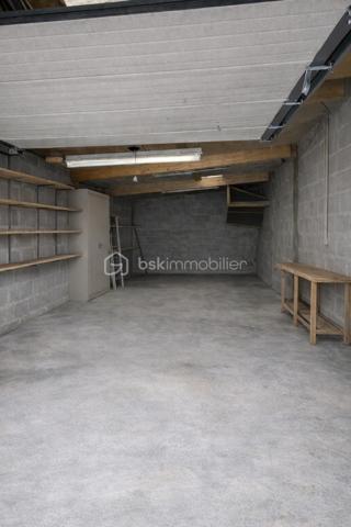 💎 COUP DE CŒUR – Maison 120 m² avec chalet indépendant, au calme absolu
Dans un environnement paisible et recherché, venez découvrir cette charmante maison d’environ 120 m², offrant un cadre de vie idéal entre confort et sérénité.
Dès l’entrée, vous serez séduit par son cachet, sa luminosité et son atmosphère chaleureuse.
Entrée véranda, salon, une pièce avec un poêle a granule (bureau ou chambre) , cuisine équipée et aménagée, véranda, une chambre, un bureau ou (ou chambre), une salle d'eau et WC ,une dépendance , un cellier , une cave , et un grand garage et jardin 
SANS VIS A VIS 


✨ Les + qui font la différence :
Surface généreuse de 120 m²
Véranda
Chalet indépendant ,grand garage 
Jardin agréable pour profiter des beaux jours
Environnement calme et sans nuisance
Maison fonctionnelle et lumineuse