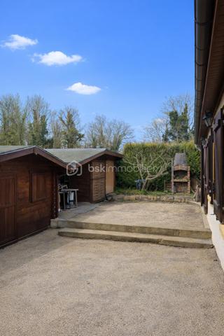 💎 COUP DE CŒUR – Maison 120 m² avec chalet indépendant, au calme absolu
Dans un environnement paisible et recherché, venez découvrir cette charmante maison d’environ 120 m², offrant un cadre de vie idéal entre confort et sérénité.
Dès l’entrée, vous serez séduit par son cachet, sa luminosité et son atmosphère chaleureuse.
Entrée véranda, salon, une pièce avec un poêle a granule (bureau ou chambre) , cuisine équipée et aménagée, véranda, une chambre, un bureau ou (ou chambre), une salle d'eau et WC ,une dépendance , un cellier , une cave , et un grand garage et jardin 
SANS VIS A VIS 


✨ Les + qui font la différence :
Surface généreuse de 120 m²
Véranda
Chalet indépendant ,grand garage 
Jardin agréable pour profiter des beaux jours
Environnement calme et sans nuisance
Maison fonctionnelle et lumineuse