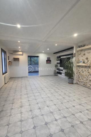 💎 COUP DE CŒUR – Maison 120 m² avec chalet indépendant, au calme absolu
Dans un environnement paisible et recherché, venez découvrir cette charmante maison d’environ 120 m², offrant un cadre de vie idéal entre confort et sérénité.
Dès l’entrée, vous serez séduit par son cachet, sa luminosité et son atmosphère chaleureuse.
Entrée véranda, salon, une pièce avec un poêle a granule (bureau ou chambre) , cuisine équipée et aménagée, véranda, une chambre, un bureau ou (ou chambre), une salle d'eau et WC ,une dépendance , un cellier , une cave , et un grand garage et jardin 
SANS VIS A VIS 


✨ Les + qui font la différence :
Surface généreuse de 120 m²
Véranda
Chalet indépendant ,grand garage 
Jardin agréable pour profiter des beaux jours
Environnement calme et sans nuisance
Maison fonctionnelle et lumineuse