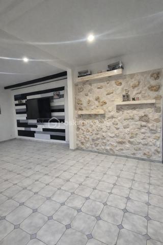 💎 COUP DE CŒUR – Maison 120 m² avec chalet indépendant, au calme absolu
Dans un environnement paisible et recherché, venez découvrir cette charmante maison d’environ 120 m², offrant un cadre de vie idéal entre confort et sérénité.
Dès l’entrée, vous serez séduit par son cachet, sa luminosité et son atmosphère chaleureuse.
Entrée véranda, salon, une pièce avec un poêle a granule (bureau ou chambre) , cuisine équipée et aménagée, véranda, une chambre, un bureau ou (ou chambre), une salle d'eau et WC ,une dépendance , un cellier , une cave , et un grand garage et jardin 
SANS VIS A VIS 


✨ Les + qui font la différence :
Surface généreuse de 120 m²
Véranda
Chalet indépendant ,grand garage 
Jardin agréable pour profiter des beaux jours
Environnement calme et sans nuisance
Maison fonctionnelle et lumineuse