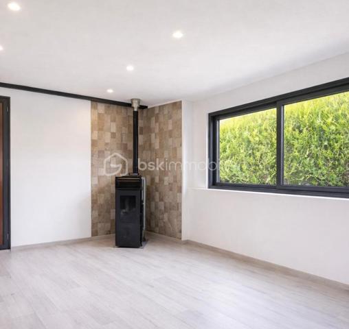 💎 COUP DE CŒUR – Maison 120 m² avec chalet indépendant, au calme absolu
Dans un environnement paisible et recherché, venez découvrir cette charmante maison d’environ 120 m², offrant un cadre de vie idéal entre confort et sérénité.
Dès l’entrée, vous serez séduit par son cachet, sa luminosité et son atmosphère chaleureuse.
Entrée véranda, salon, une pièce avec un poêle a granule (bureau ou chambre) , cuisine équipée et aménagée, véranda, une chambre, un bureau ou (ou chambre), une salle d'eau et WC ,une dépendance , un cellier , une cave , et un grand garage et jardin 
SANS VIS A VIS 


✨ Les + qui font la différence :
Surface généreuse de 120 m²
Véranda
Chalet indépendant ,grand garage 
Jardin agréable pour profiter des beaux jours
Environnement calme et sans nuisance
Maison fonctionnelle et lumineuse