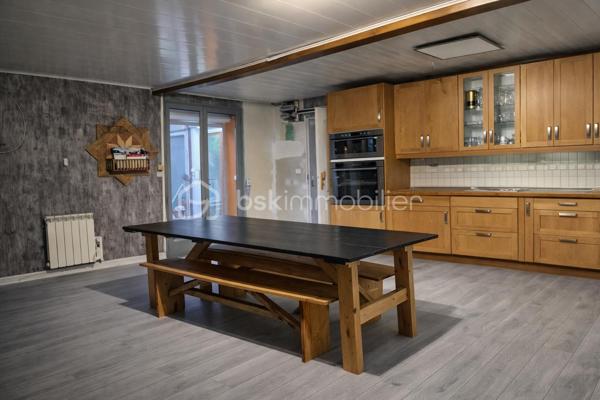💎 COUP DE CŒUR – Maison 120 m² avec chalet indépendant, au calme absolu
Dans un environnement paisible et recherché, venez découvrir cette charmante maison d’environ 120 m², offrant un cadre de vie idéal entre confort et sérénité.
Dès l’entrée, vous serez séduit par son cachet, sa luminosité et son atmosphère chaleureuse.
Entrée véranda, salon, une pièce avec un poêle a granule (bureau ou chambre) , cuisine équipée et aménagée, véranda, une chambre, un bureau ou (ou chambre), une salle d'eau et WC ,une dépendance , un cellier , une cave , et un grand garage et jardin 
SANS VIS A VIS 


✨ Les + qui font la différence :
Surface généreuse de 120 m²
Véranda
Chalet indépendant ,grand garage 
Jardin agréable pour profiter des beaux jours
Environnement calme et sans nuisance
Maison fonctionnelle et lumineuse
